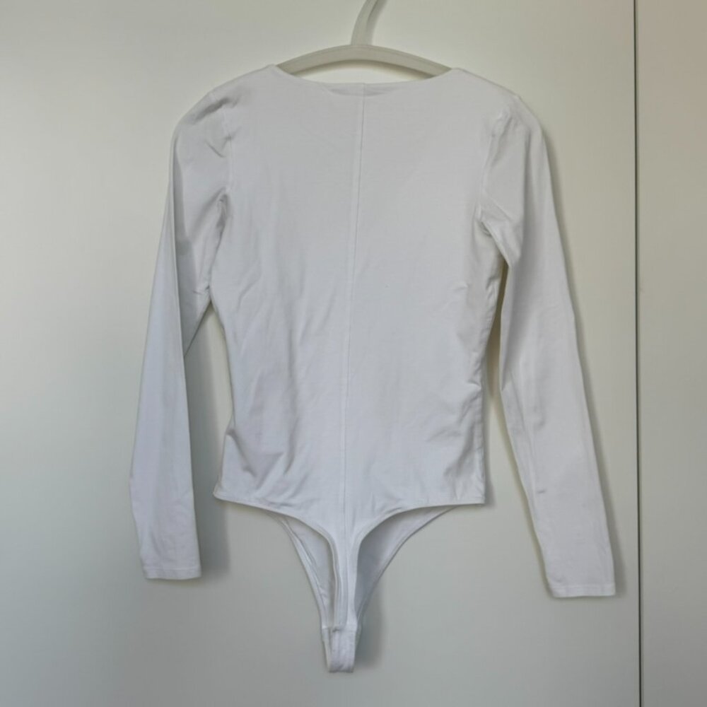 Everlane Long Sleeve V-neck Bodysuit in White - Picture 5 of 7